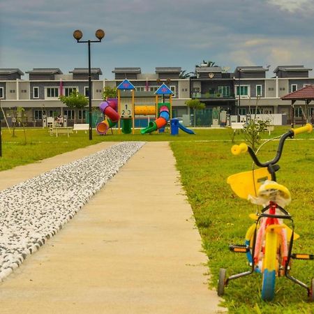 Setia Home Sitiawan Ktv 12+4 Pax Eksteriør bilde