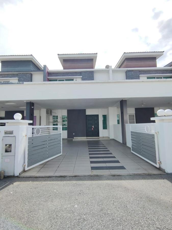Setia Home Sitiawan Ktv 12+4 Pax Eksteriør bilde